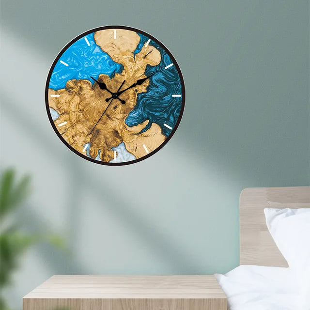 Transparent väggklocka i stil 3 med blå designdetaler i ett sovrum