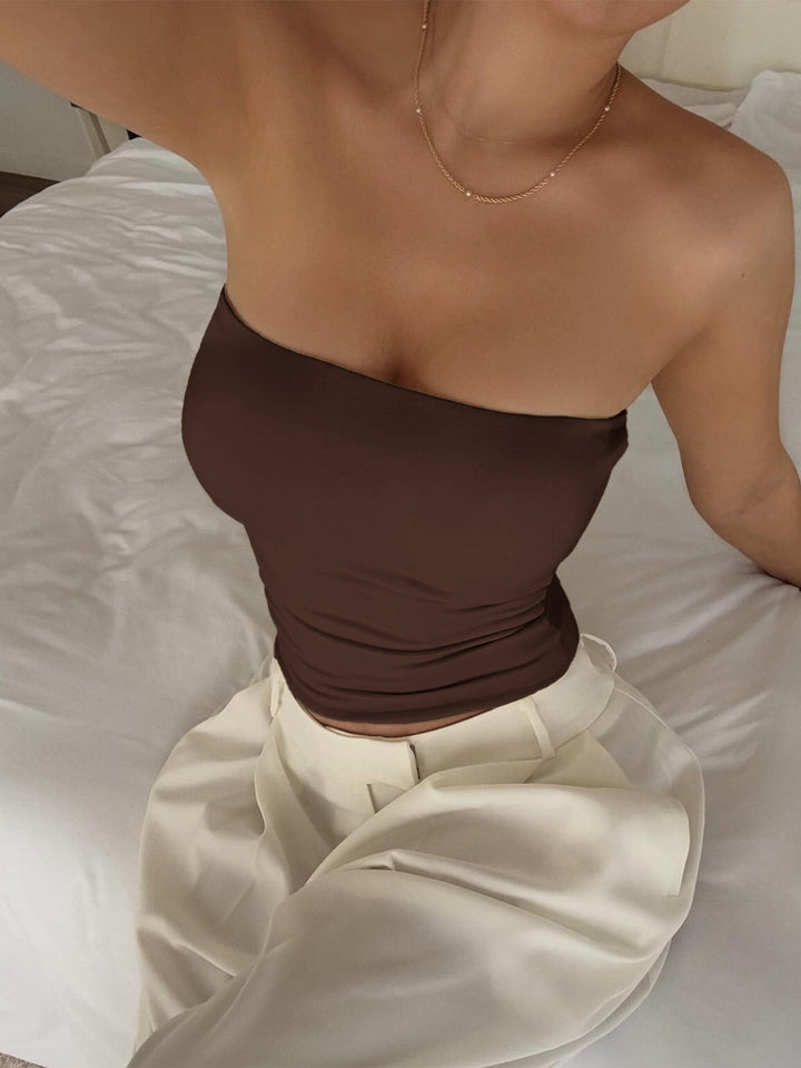 Axelbandsfri crop topp, perfekt för strand, fest eller en trendig vardagslook.