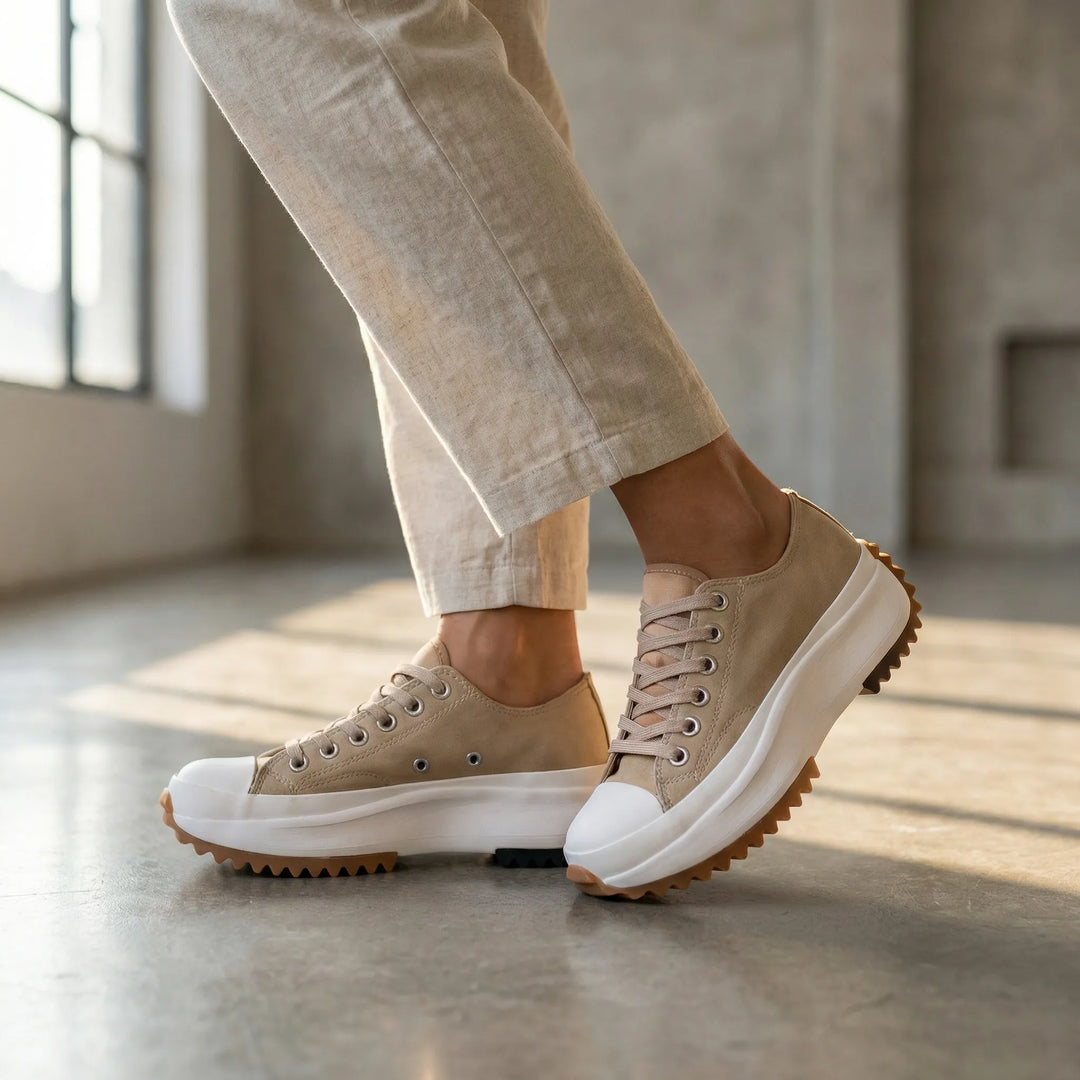 Trendig dam platåsneaker "Ashley" med snörning. Bekväm vardagssko i modern stil för vår och höst.