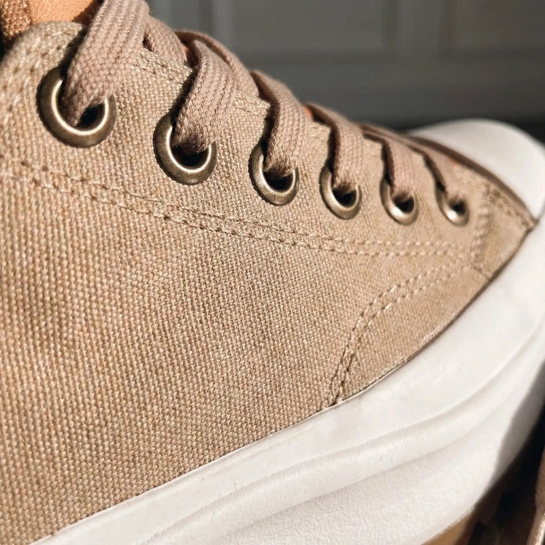 Bekväm dam platåsneaker med snörning, perfekt som vardagssko. Modern design för stil och komfort.