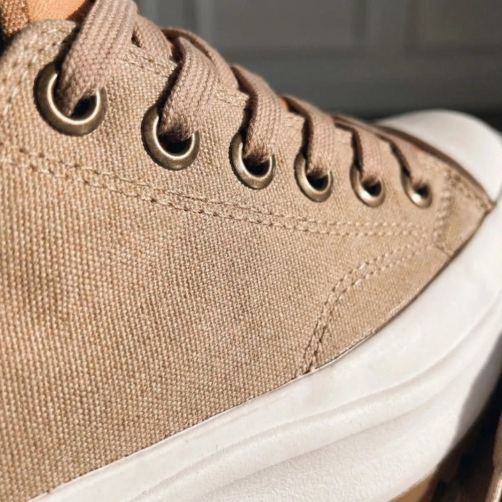 Bekväm dam platåsneaker med snörning, perfekt som vardagssko. Modern design för stil och komfort.