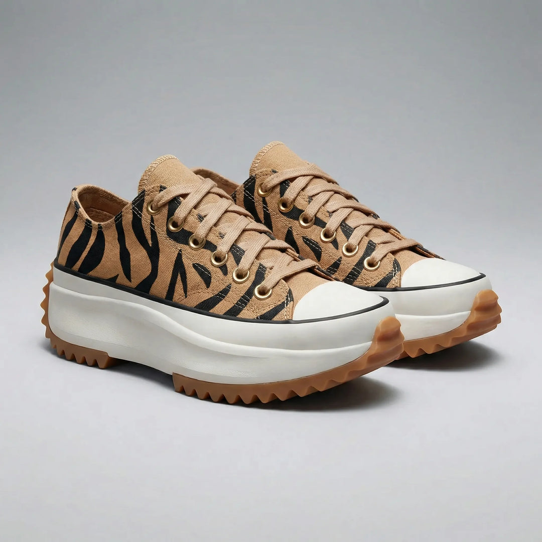 Elegant dam platåsneaker "Ashley" med snörning, i helbild. Kombinerar mode och komfort.