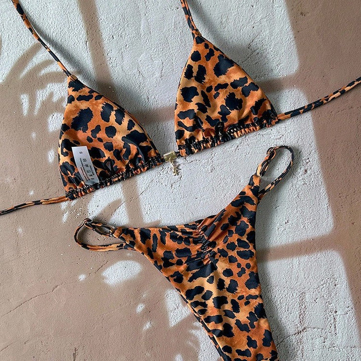 Elegant dam triangelbikini i leopardmönster. Justerbara delar för optimal passform, sommar mode.