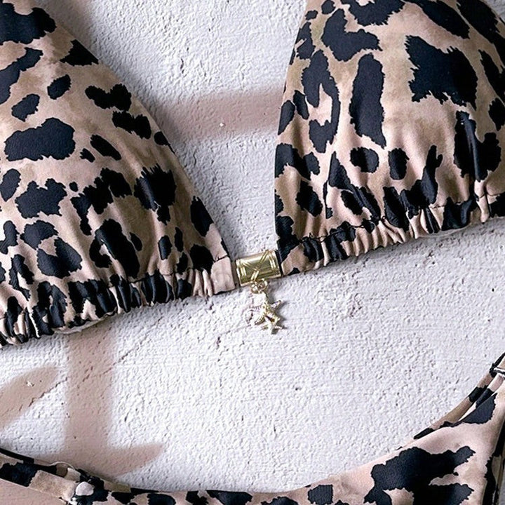 Leopardmönstrad triangelbikini för dam. Stilrena badkläder för sommar, strand och pool. Trendigt mode.
