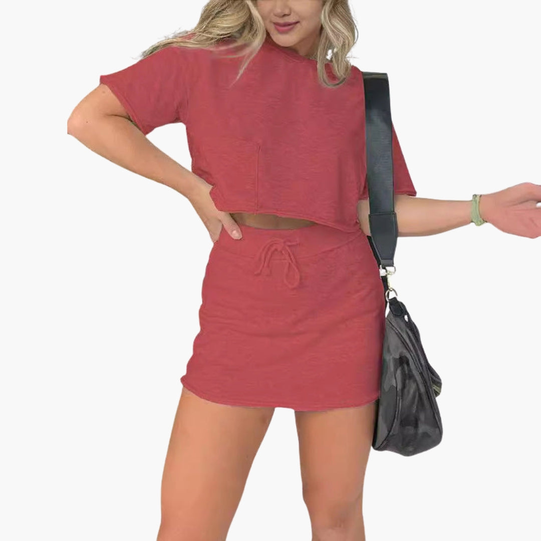 Modernt damkjolset med minikjol och croppad topp med dragsko, idealiskt för kvinnor som älskar stil och komfort.