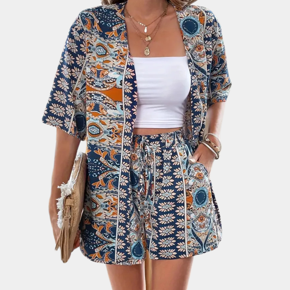 Trendigt tvådelat sommarset för damer med mönstrad kimono och bekväma shorts, perfekt för lediga dagar.