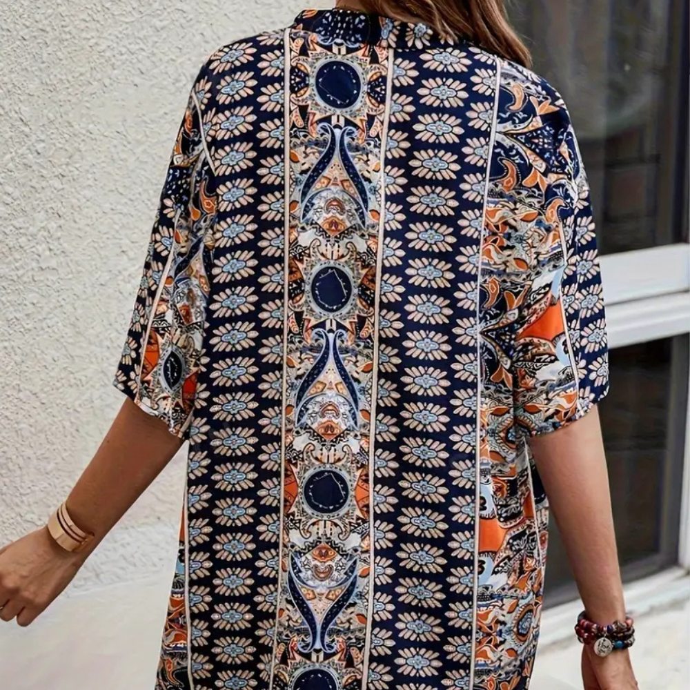 Mönstrat damset med ledig kimono och matchande shorts. Idealiskt för strand, semester och sommarens mode.