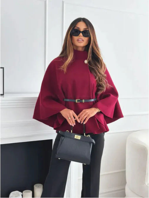 Elegant dam cape-topp med stilren ståkrage och matchande skärp i modetrend