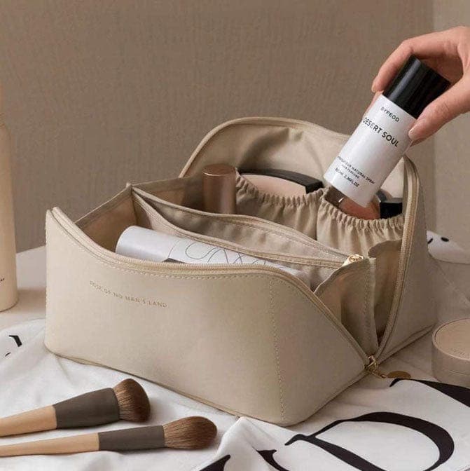 Beige sminkväska med kosmetika och borstar