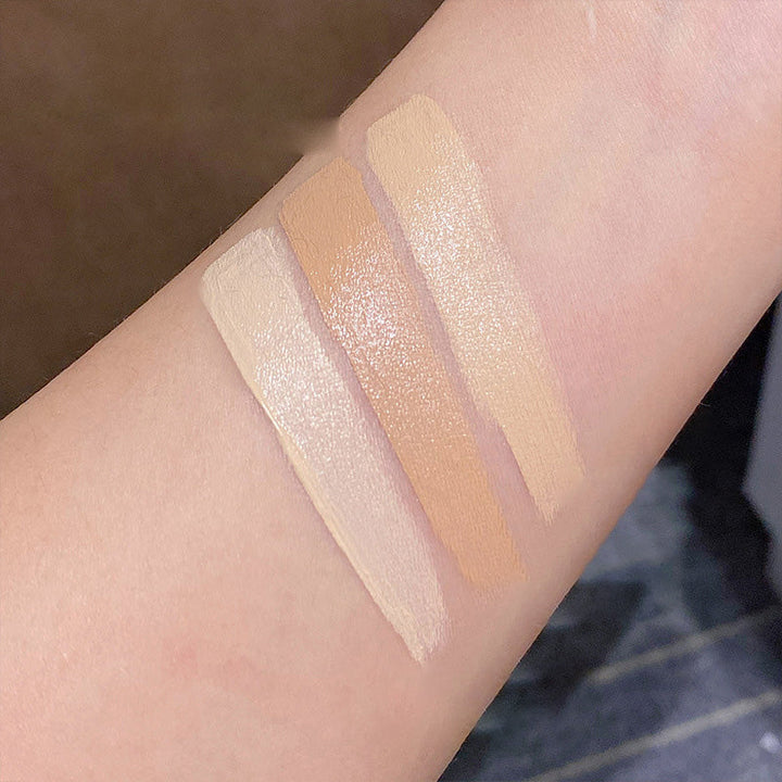 "Tri-Färg Concealer Palett med tre nyanser för alla hudtoner, kompakt design, visar mjuk och krämig textur."