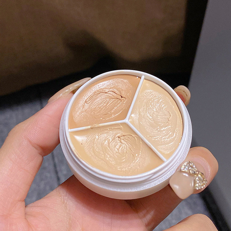 "Tri-Färg Concealer Palett med tre nyanser för alla hudtoner, kompakt design, visar mjuk och krämig textur."
