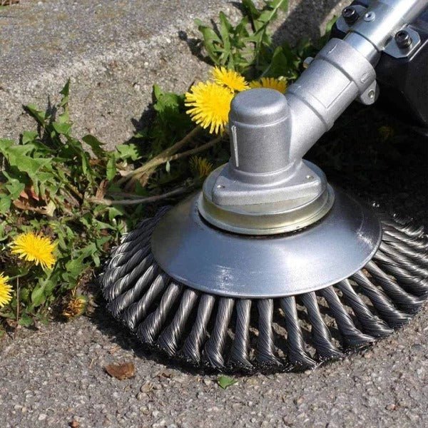Trimmerhuvud monterat på grästrimmer som tar bort maskrosor