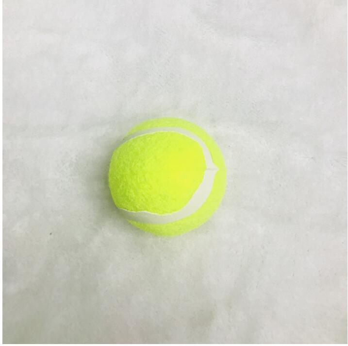 Gul, slitstark gummitennisboll för hundar. En hållbar hundleksak och rolig tuggleksak.