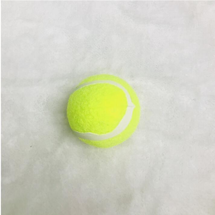 Hundboll i robust gummi, designad som apport- och tuggleksak för aktivering och friska tänder.