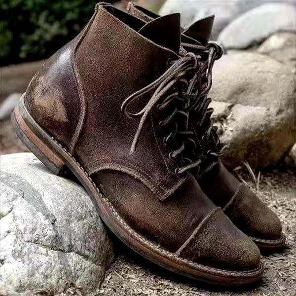 Närbild på bruna vintage snörstövlar utomhus