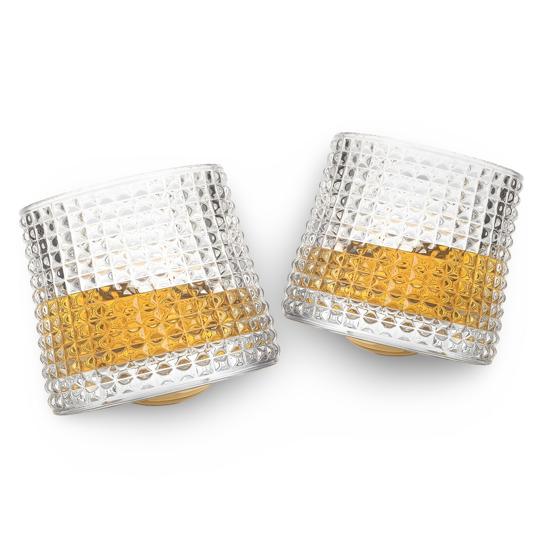 Två eleganta klara whiskyglas, tumblers, för stilfull njutning av drycker. Perfekt glas-set.