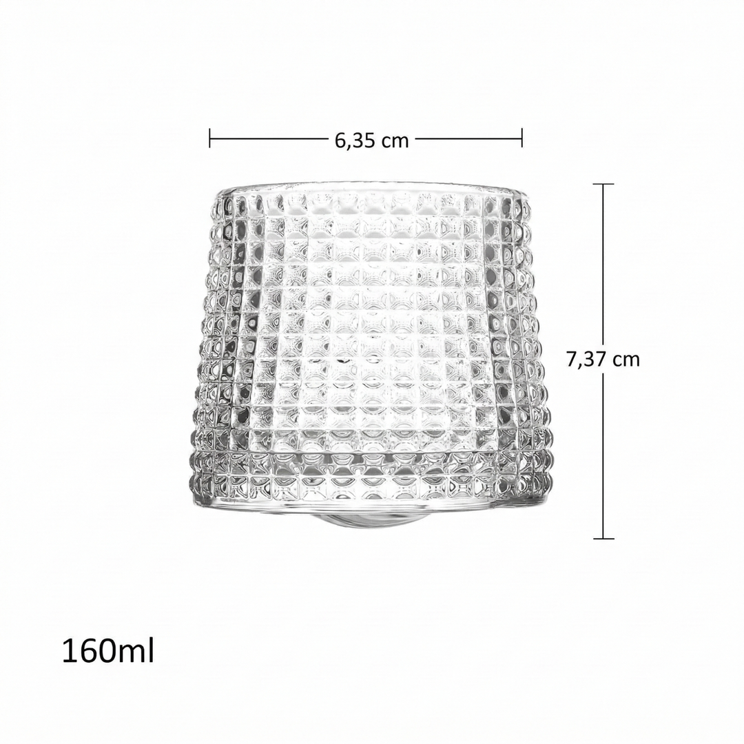Två klara dryckesglas, tumblers, placerade på en slät yta, framhäver deras tidlösa elegans.