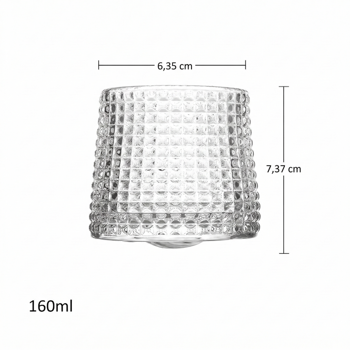 Två klara dryckesglas, tumblers, placerade på en slät yta, framhäver deras tidlösa elegans.