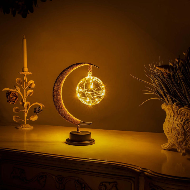 Enchanted magisk månlampa som lyser upp ett rum med ett varmt sken