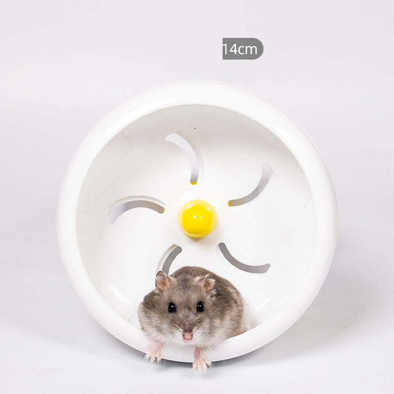 Hamster springer glatt i sitt tysta hamsterhjul, ger daglig aktivitet.