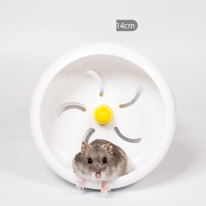 Hamster springer glatt i sitt tysta hamsterhjul, ger daglig aktivitet.