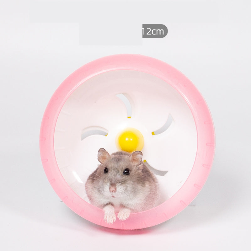 Liten hamster framför sitt nya, tysta hamsterhjul – perfekt för motion.