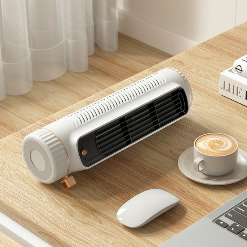 Vit elektrisk minibordsfläkt placerad på skrivbord bredvid kaffekopp