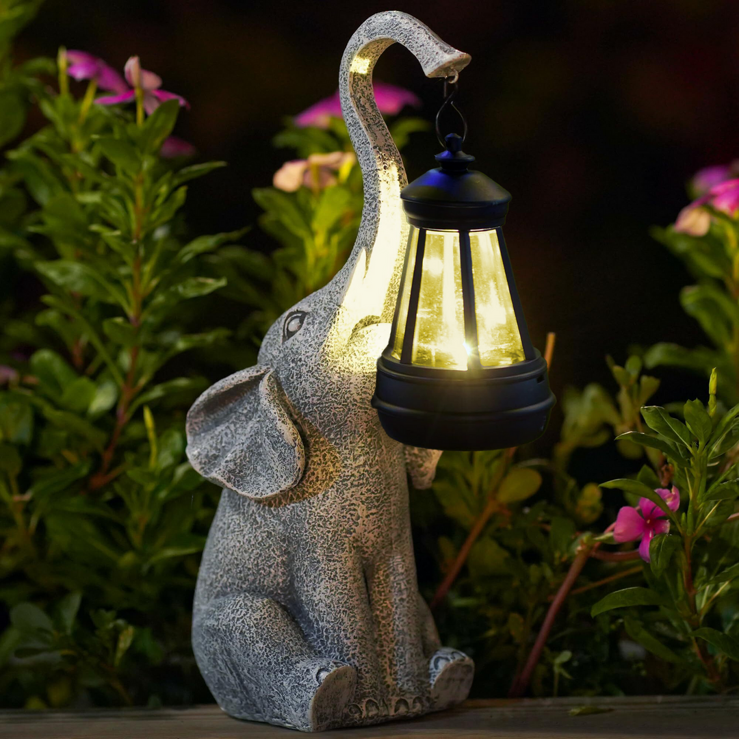 Solig elefant lampa tänd i trädgården bland blommor