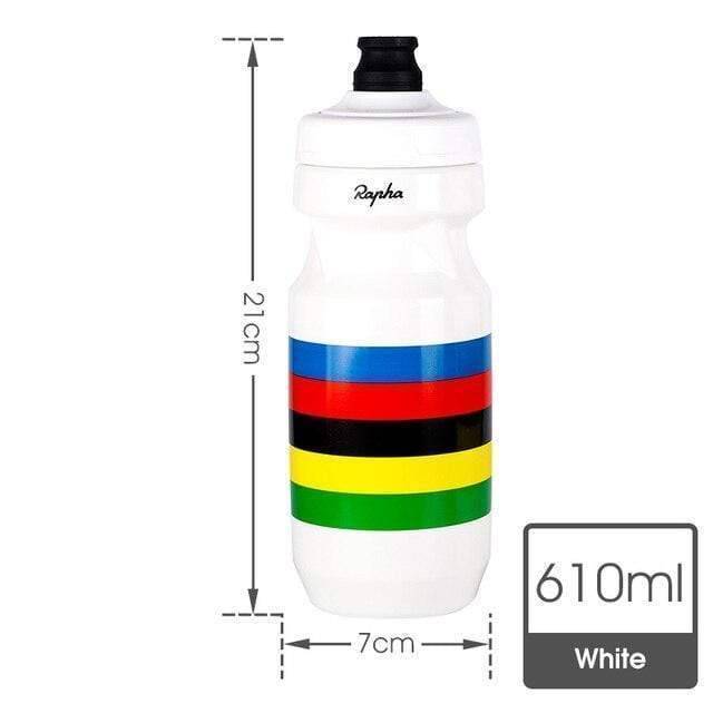 Vit ultralätt cykelflaska med måttangivelse på 21 cm höjd och 7 cm bredd för 610 ml volym
