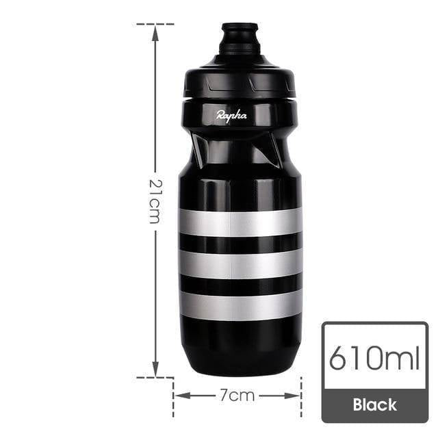 Svart cykelflaska med mätlinjer och volym på 610 ml