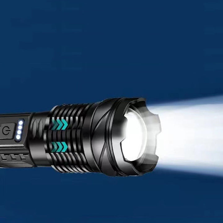 "Ultraljus vit laser ficklampa med justerbart zoomhuvud, silverfärgad, perfekt för långdistansbelysning i mörker."