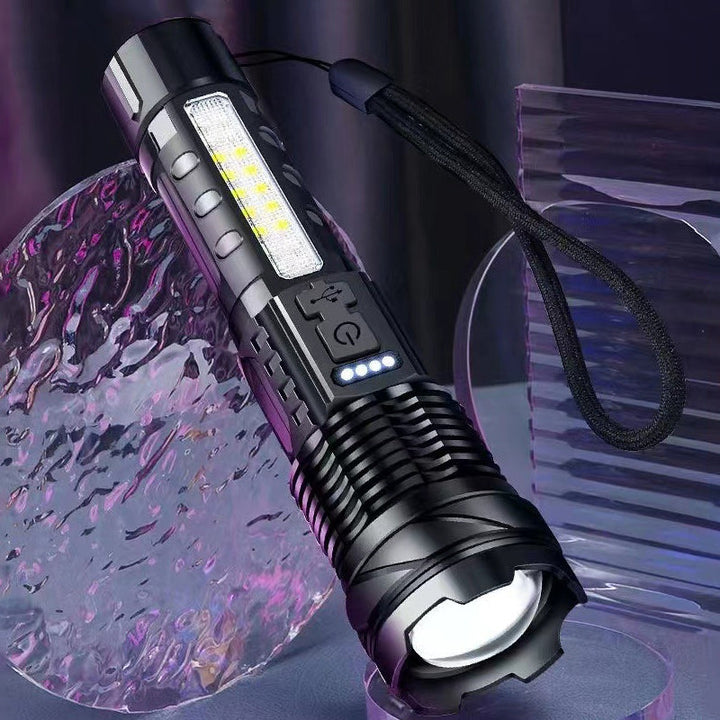 "Ultraljus vit laser ficklampa med justerbart zoomhuvud, silverfärgad, perfekt för långdistansbelysning i mörker."