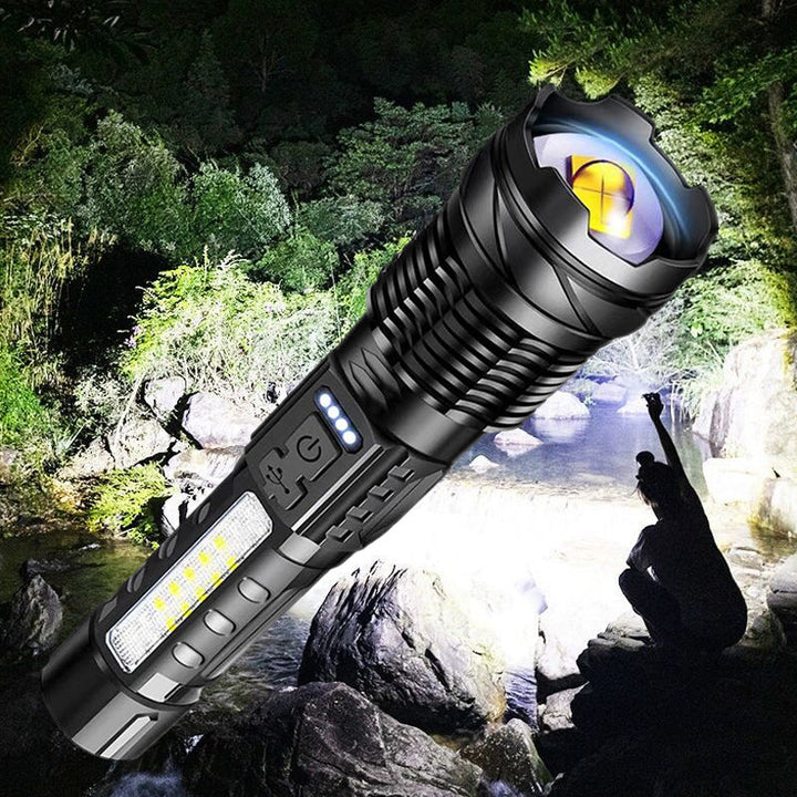 "Ultraljus vit laser ficklampa med justerbart zoomhuvud, silverfärgad, perfekt för långdistansbelysning i mörker."