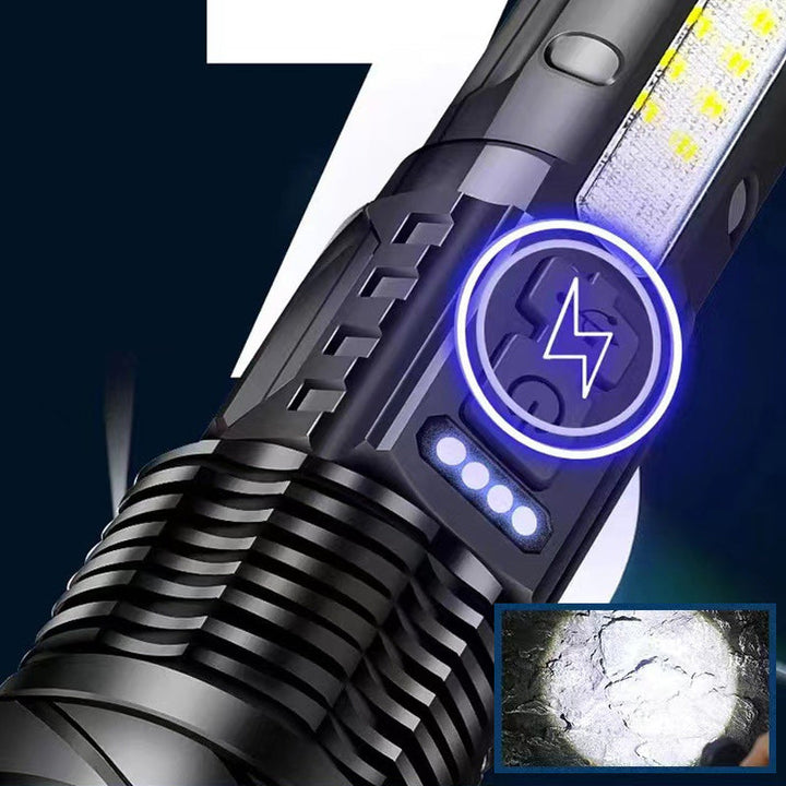 "Ultraljus vit laser ficklampa med justerbart zoomhuvud, silverfärgad, perfekt för långdistansbelysning i mörker."