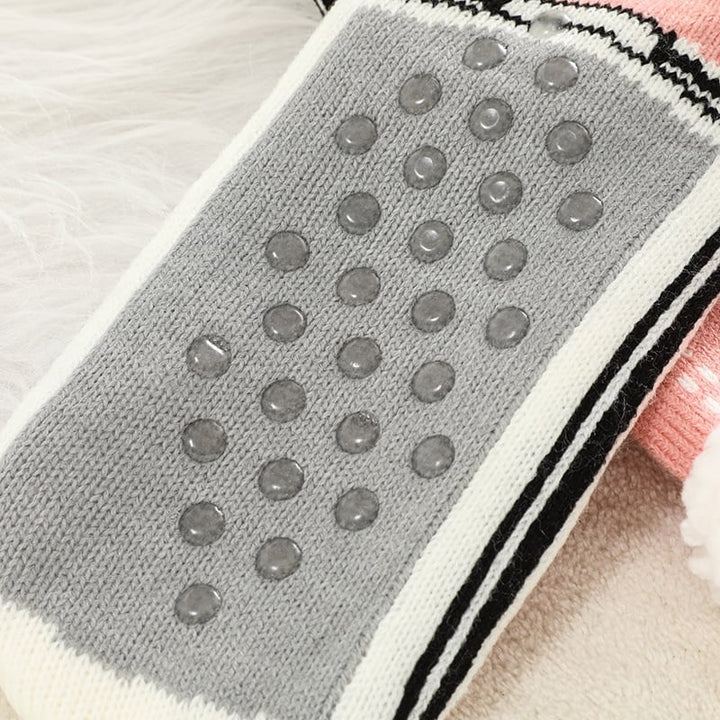 "Ultramjuka kashmir-hemmastrumpor, mjuka och varma, i mörklila. Perfekta accessoarer för kalla vinterdagar och mysiga kvällar