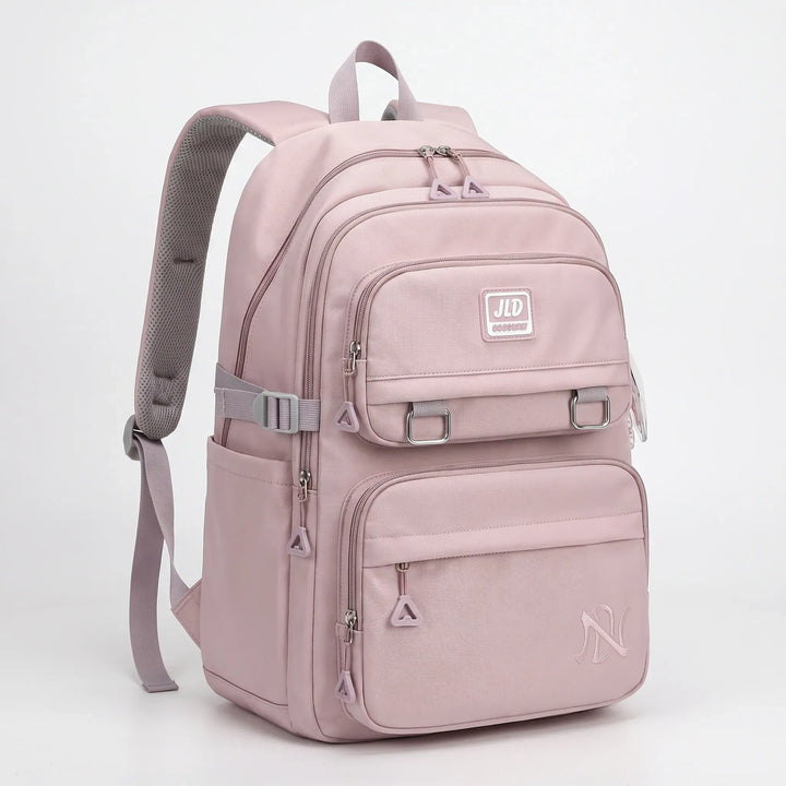 Ungdom med bekväm skolryggsäck i nylon. Dagryggsäck med stil och funktion för skolan.