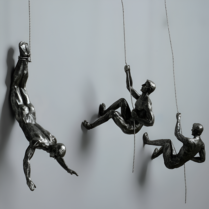 Unik väggkonst: Klättrande man skulptur i harts, modern silver/koppar finish. Heminredning.