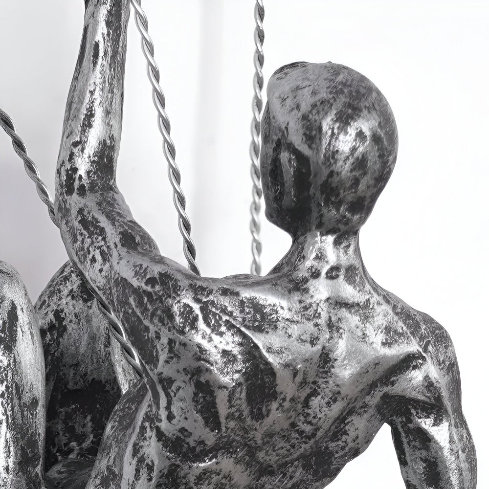 Harts skulptur av klättrande man för vägg. Konstnärlig och modern inredningsdetalj.