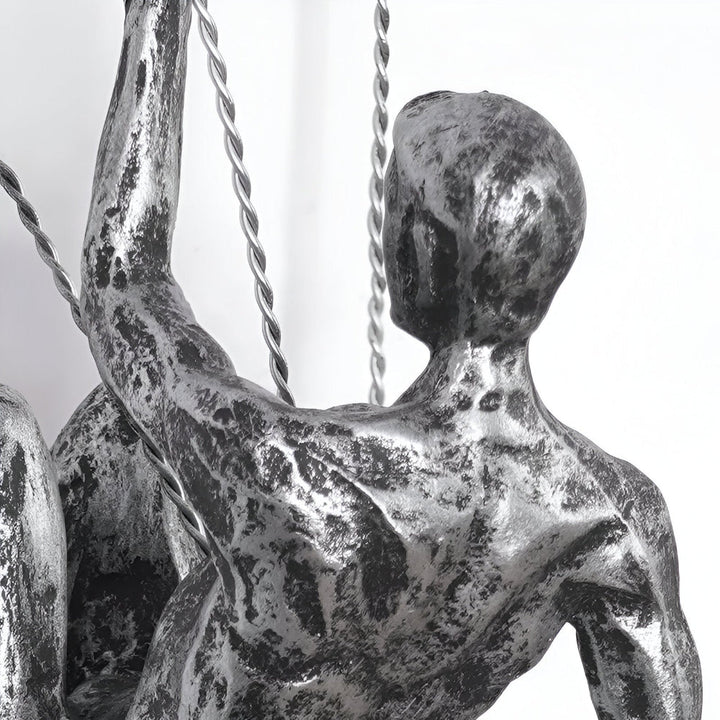Harts skulptur av klättrande man för vägg. Konstnärlig och modern inredningsdetalj.