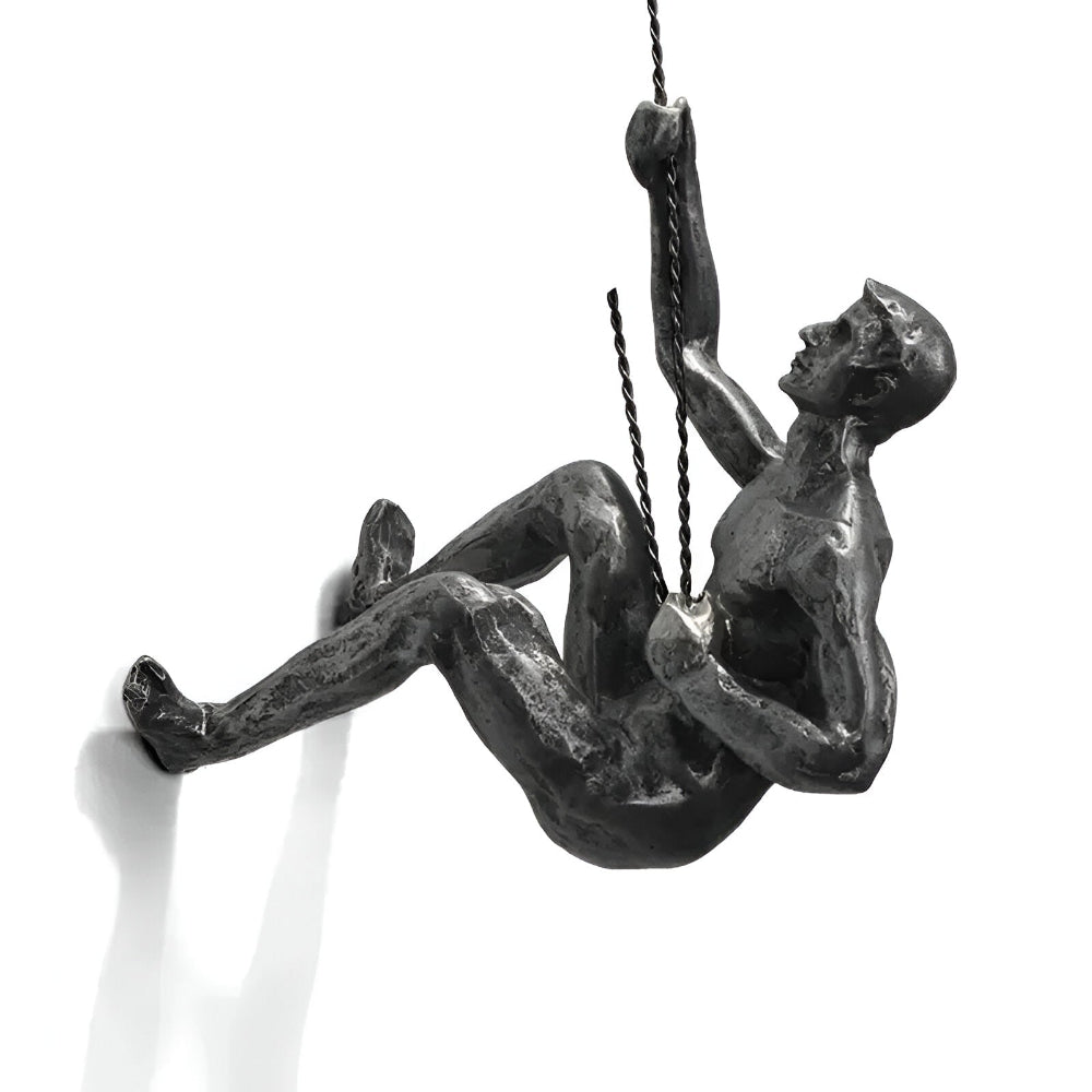 Exklusiv väggkonst: Klättrande man skulptur set i silver harts. Modern hemdekor.