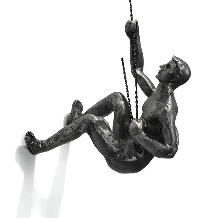 Exklusiv väggkonst: Klättrande man skulptur set i silver harts. Modern hemdekor.