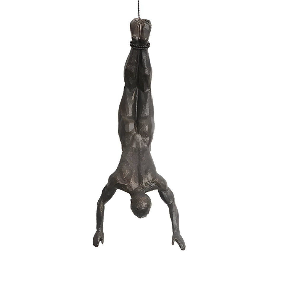 Harts skulptur i modern design. Klättrande män som unikt konstverk för väggen.