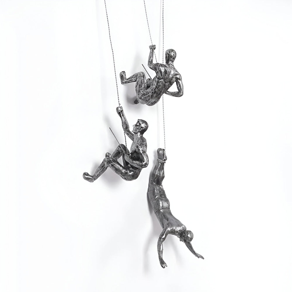 Dynamisk väggskulptur: Set med klättrande man-figurer i silver harts.