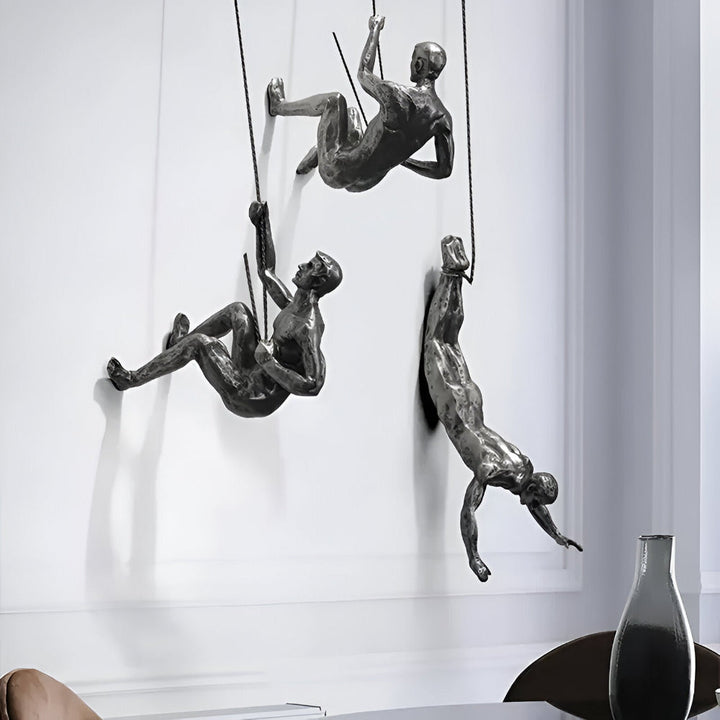 Konstnärligt set med klättrande män i harts, elegant väggdekoration för modern design.