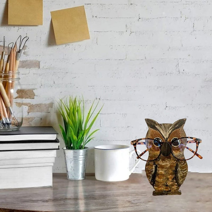 Unikt trä glasögonställ med djurdesign som gris och katt, perfekt för hemmet. Dekorativ och funktionell inredningsdetalj.