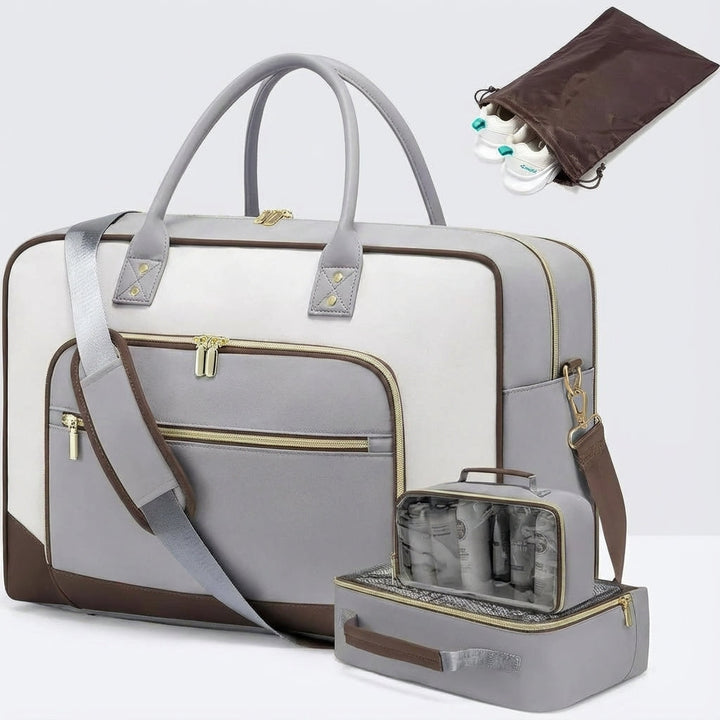 Rymlig duffelväska med laptopfack och våtfack. Del av ett 4-delat reseset för smidig handbagage.