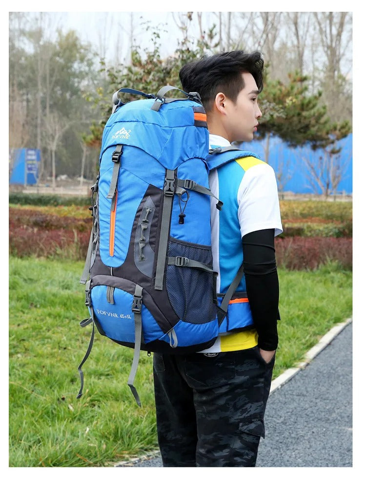 Rymlig 45 liter unisex ryggsäck för äventyrare. Vattentät och bekväm för friluftsliv och vandring.