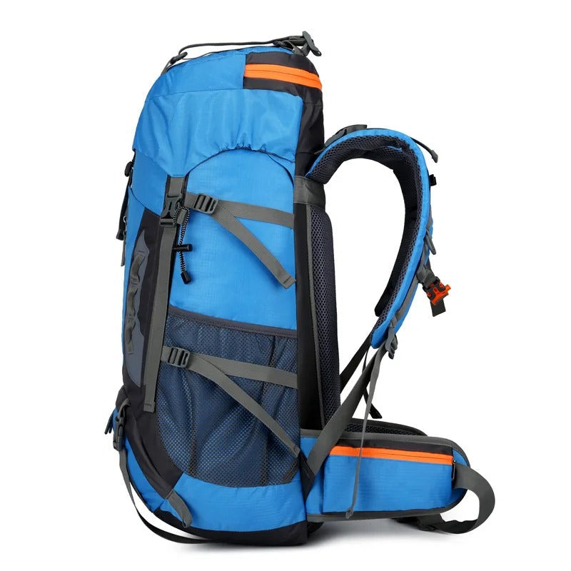 Vattentät 45L ryggsäck för friluftsliv. Unisex modell för vandring och äventyr. Robust och bekväm.