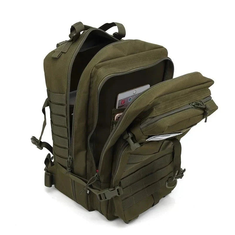 Unisex 50L ryggsäck för alla årstider. Vattentålig och taktisk, redo för äventyr och friluftsliv.