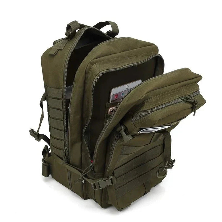 Unisex 50L ryggsäck för alla årstider. Vattentålig och taktisk, redo för äventyr och friluftsliv.